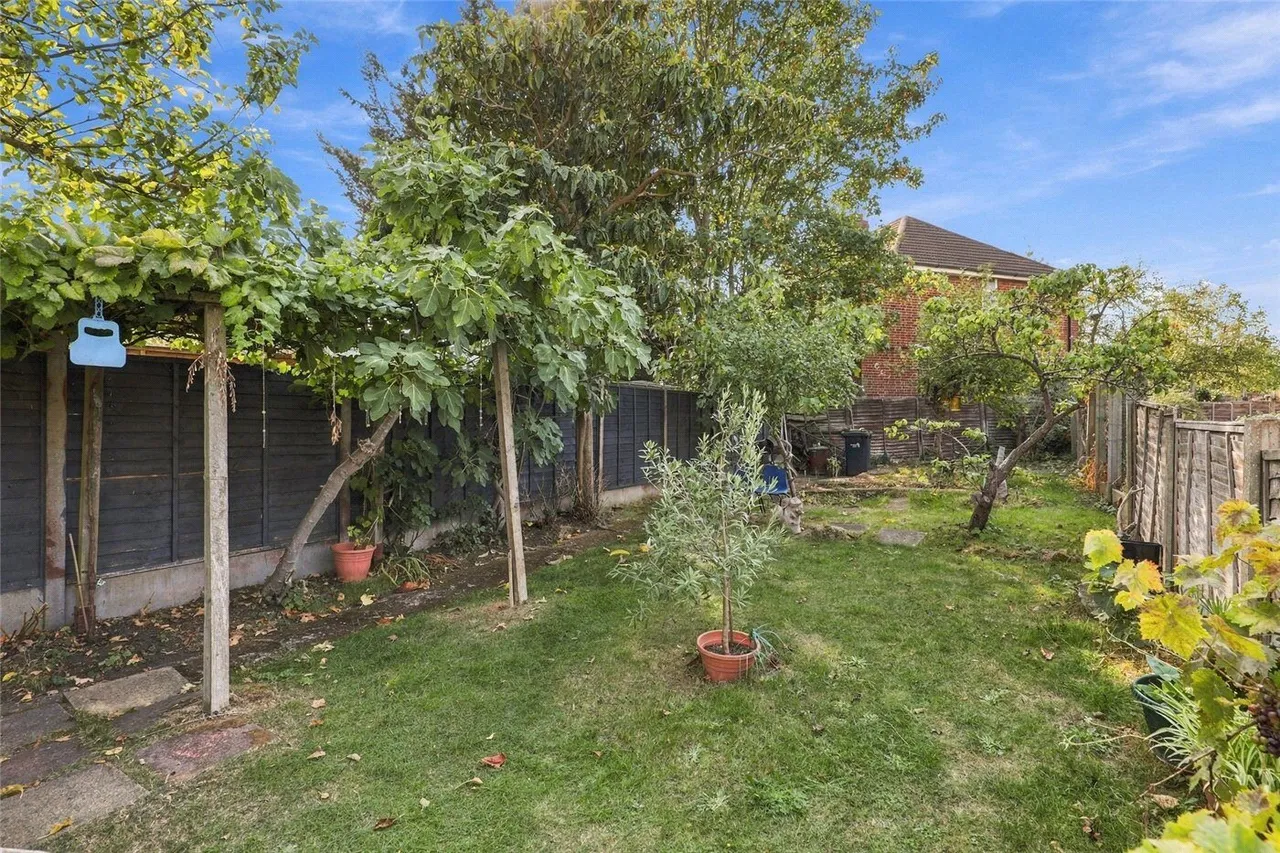 Devonia Gardens, London, N18, photo 3