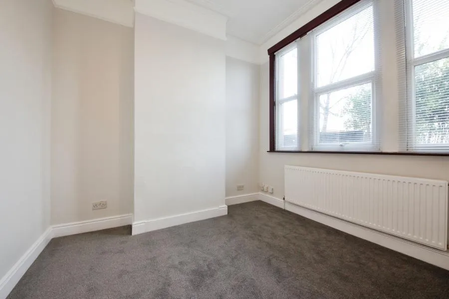 Lea Bridge Road, Leyton, E10, photo 3