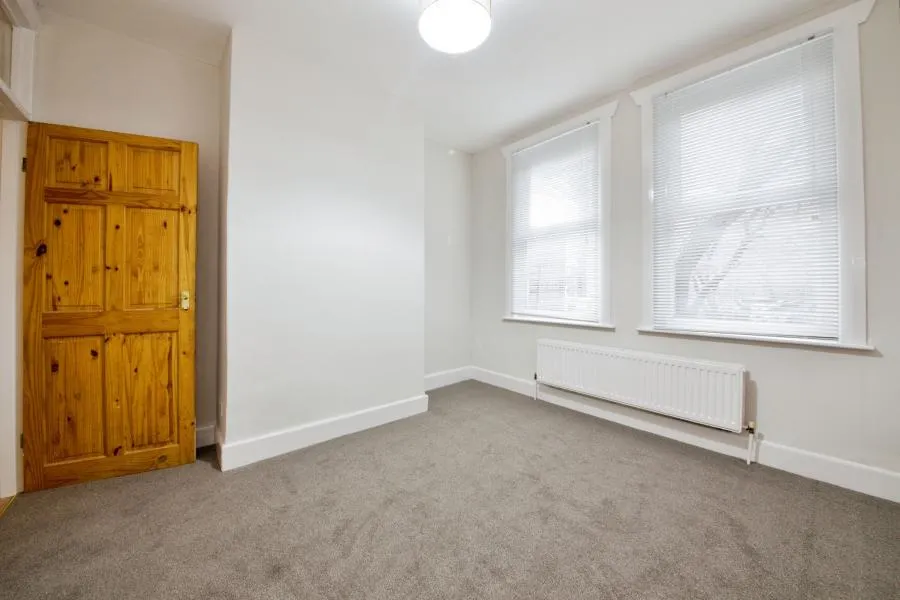 Lea Bridge Road, Leyton, E10, photo 6