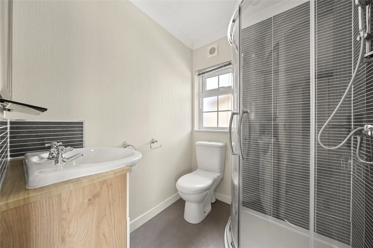 Chertsey Lane, Staines-upon-Thames, Surrey, TW18, photo 4