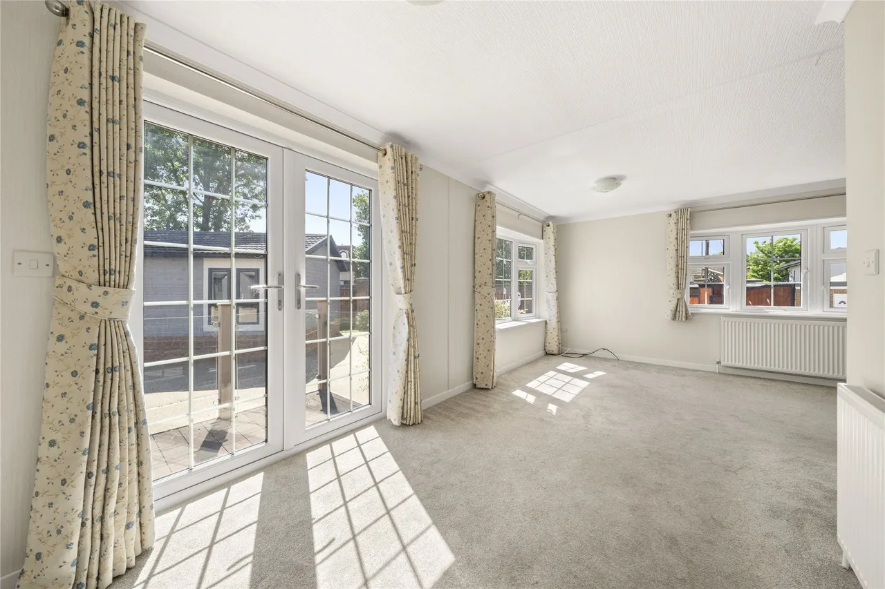 Chertsey Lane, Staines-upon-Thames, Surrey, TW18, photo 10