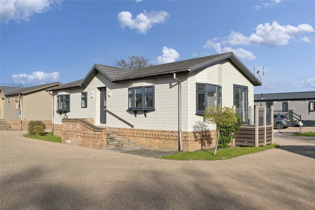 2 bed house to rent — Chertsey Lane, Staines-upon-Thames, Surrey, TW18