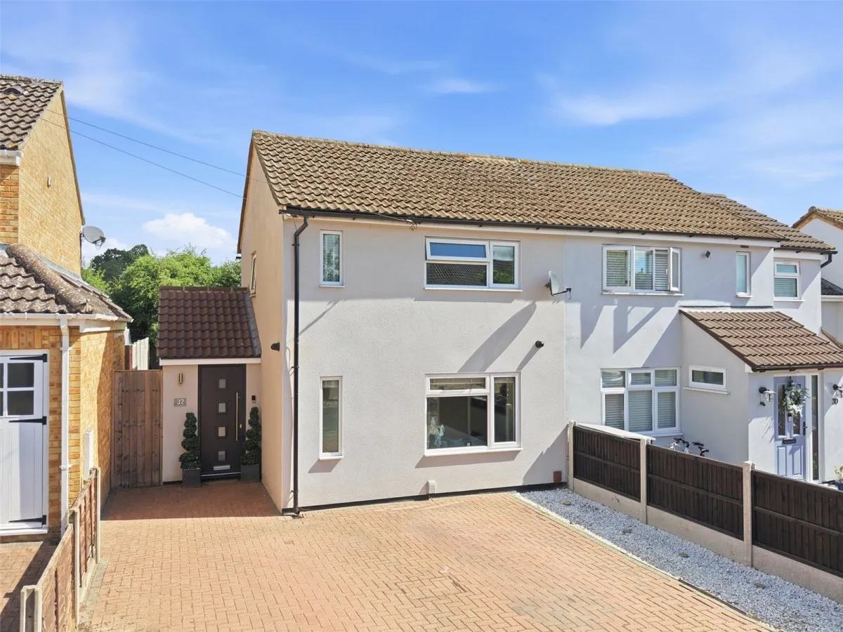 3 bed house for sale, House Under Offer with 3 bedrooms in Bishop's Stortford, CM23
