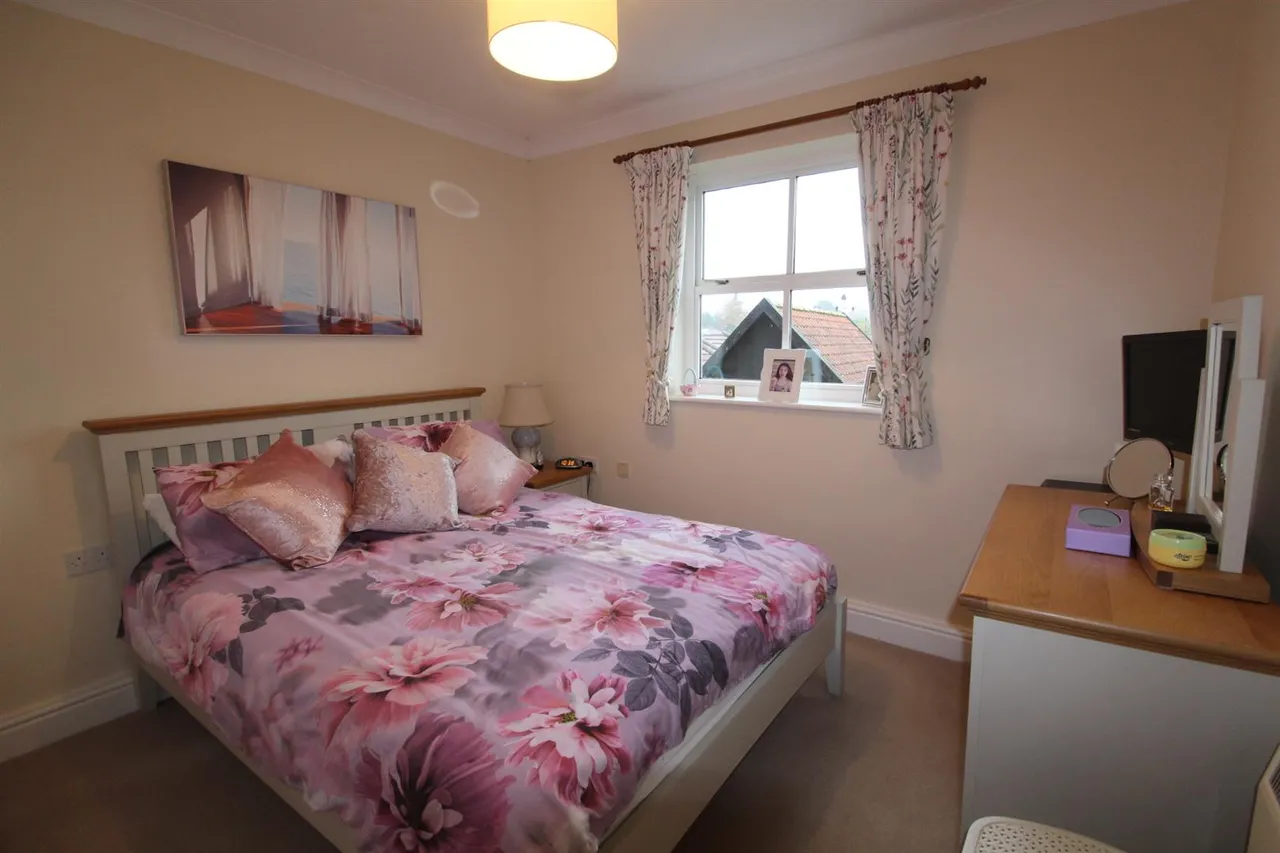 2 bed property for sale — The Lodge, St. Judes Close, Englefield Green, Surrey, TW20 0DN