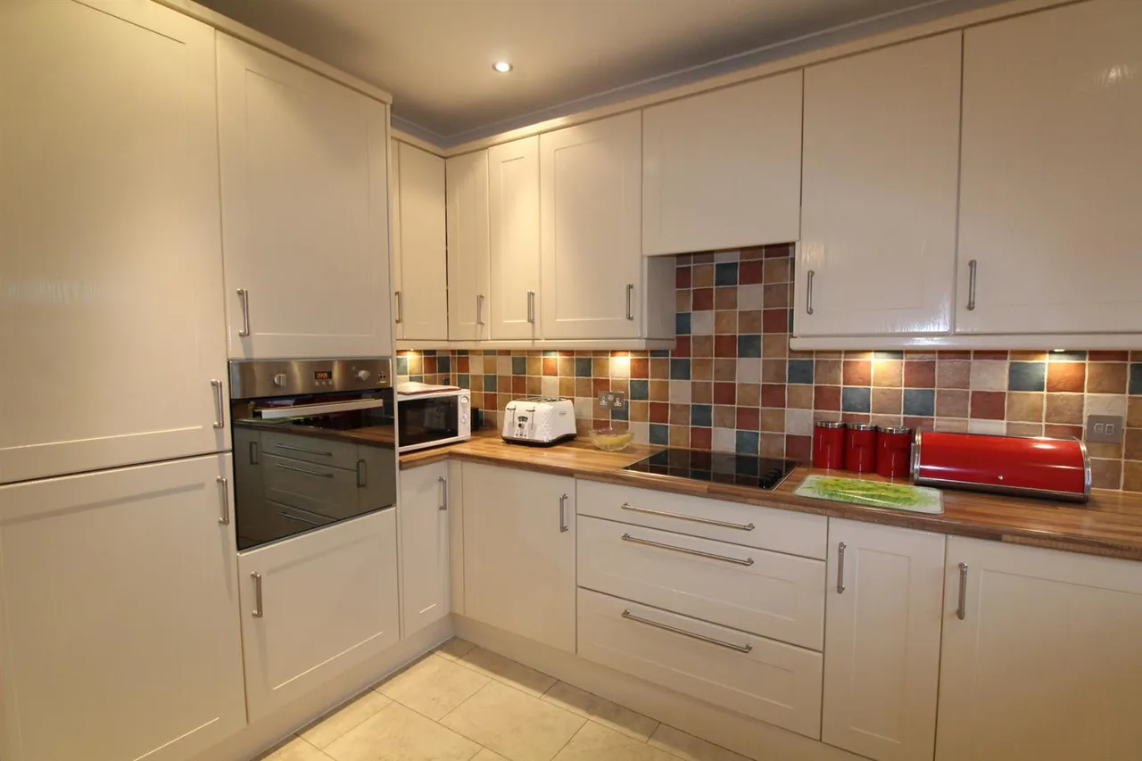 The Lodge, St. Judes Close, Englefield Green, Surrey, TW20 0DN, photo 6