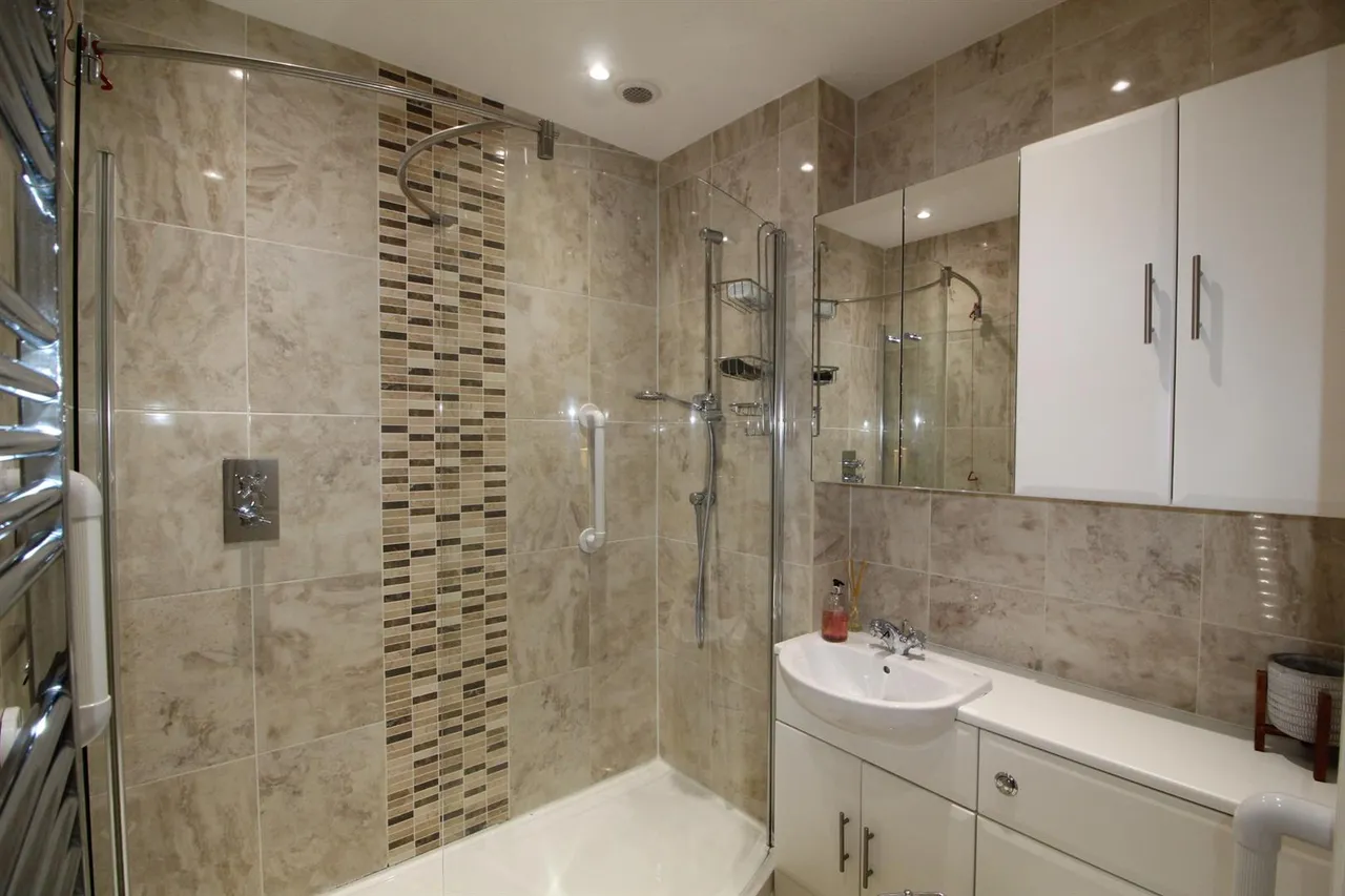 The Lodge, St. Judes Close, Englefield Green, Surrey, TW20 0DN, photo 3