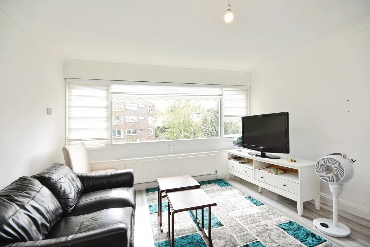 2 bed flat for sale — Cameron Close, Warley, Brentwood
