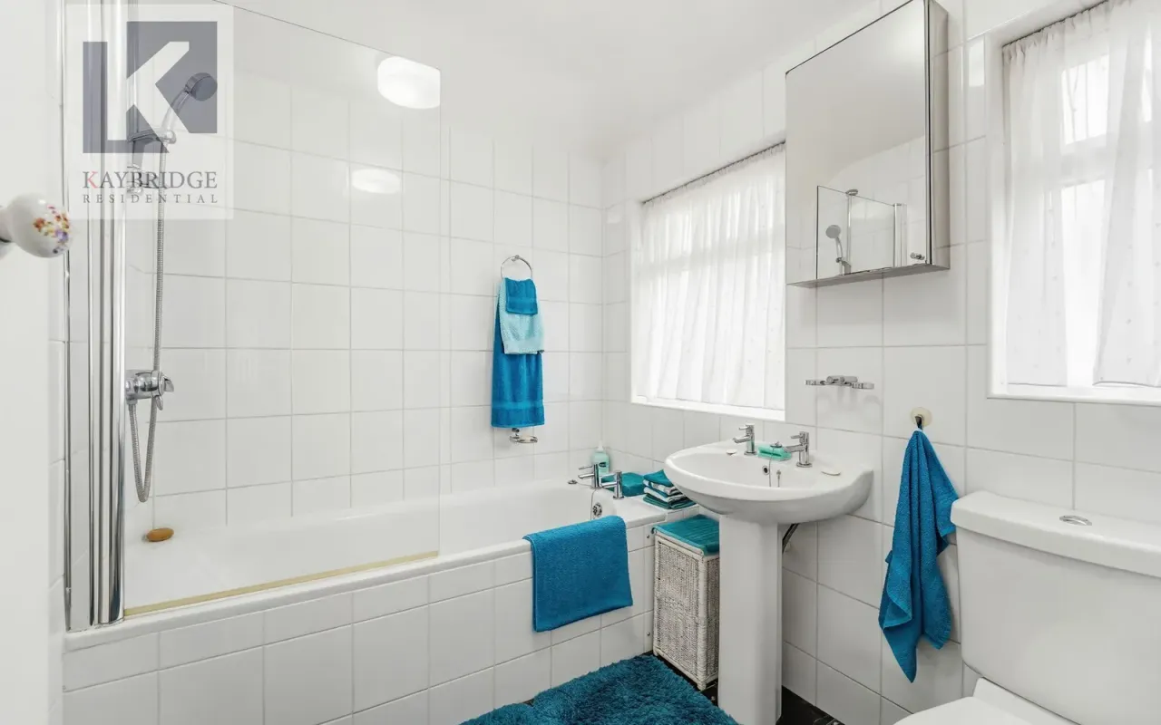 Walsingham Gardens, Epsom, KT19, photo 8