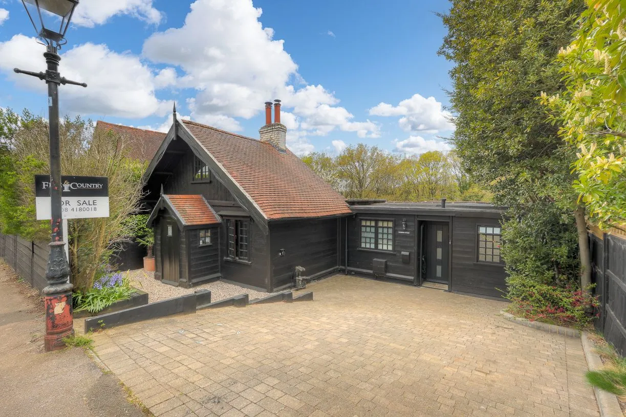 3 bed house for sale, Baldwins Hill, Loughton, IG10