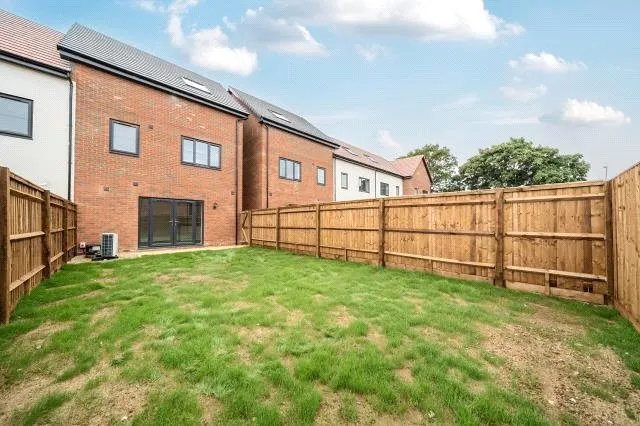 Francis Avenue, Aylesbury, HP21, photo 4