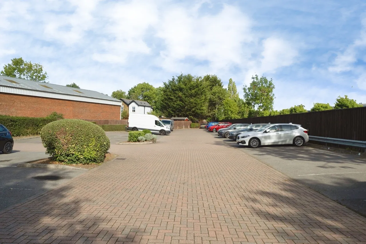 Buffers Lane, Leatherhead, KT22, photo 11