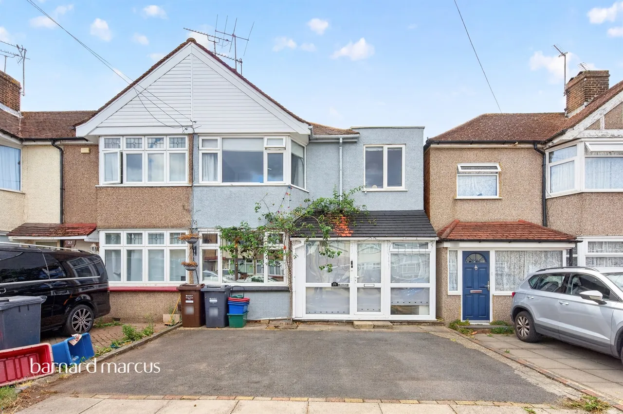 3 bed house for sale — Hanover Avenue, Feltham
