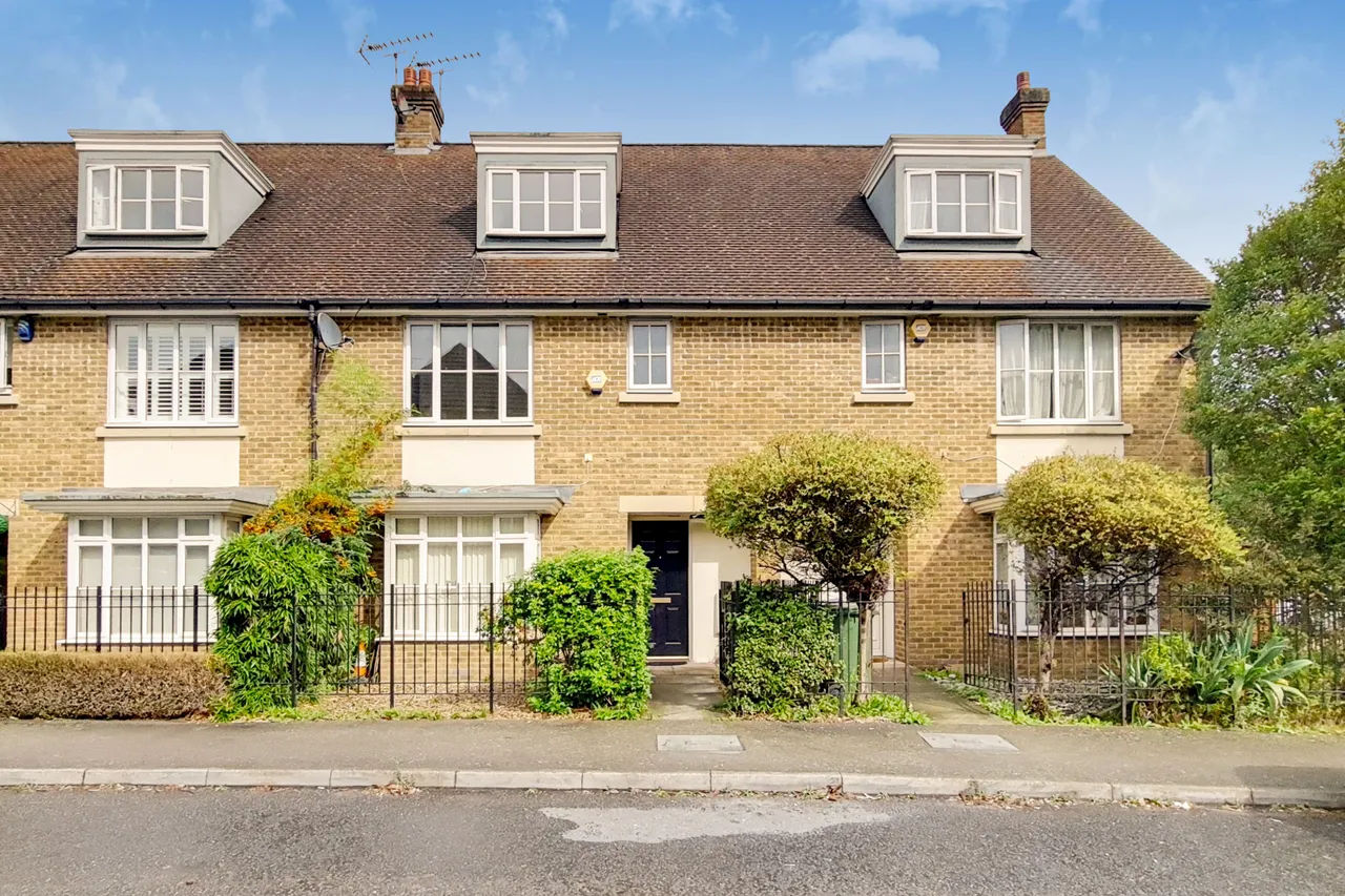 4 bed house to rent — 13 Lady Aylesford Avenue, Stanmore