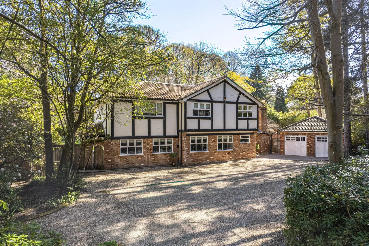5 bed house for sale — Woodglen Gough Road, Fleet, GU51 4LJ