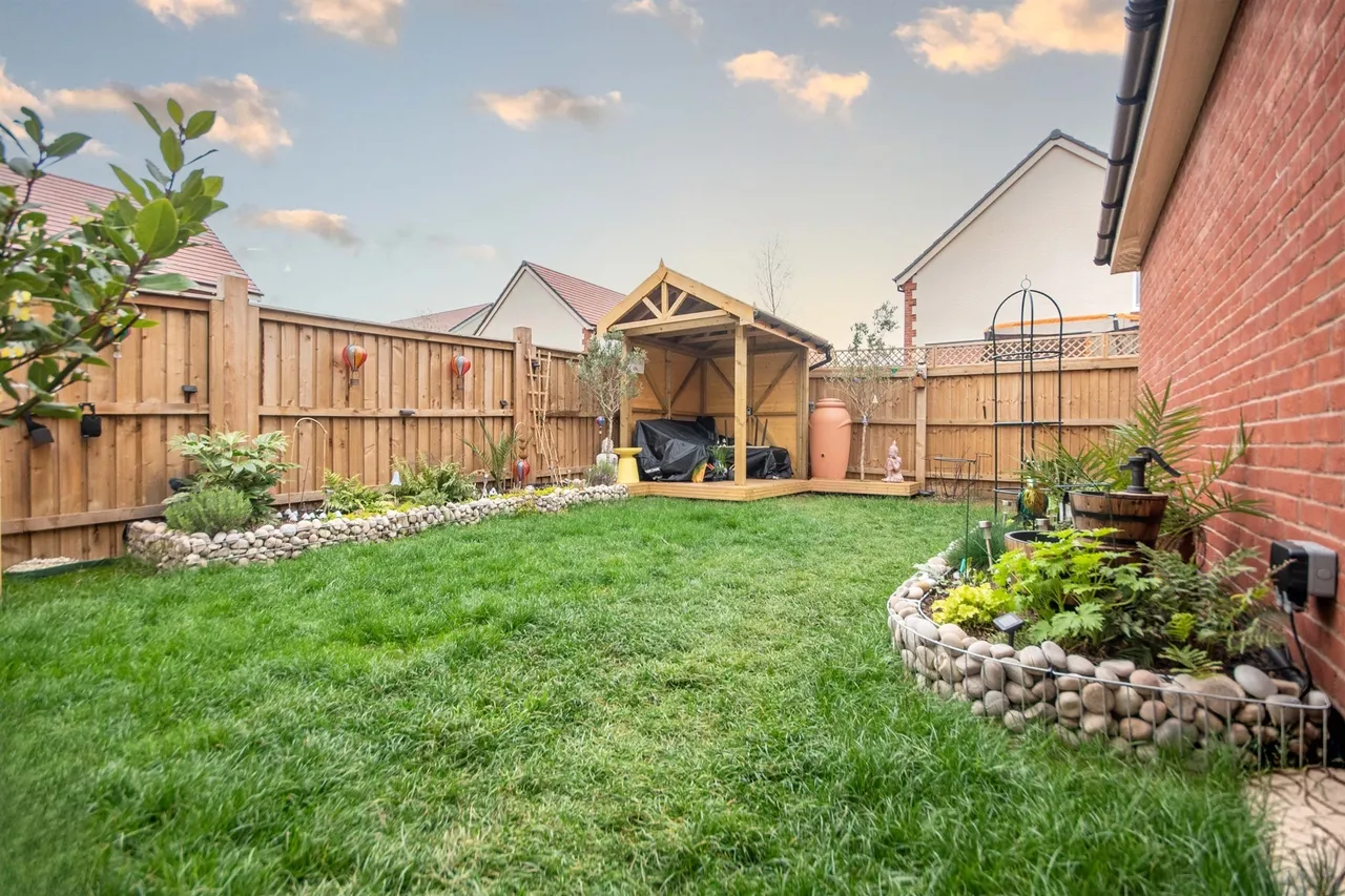 Periwinkle Gardens, Kettering, NN14, photo 13