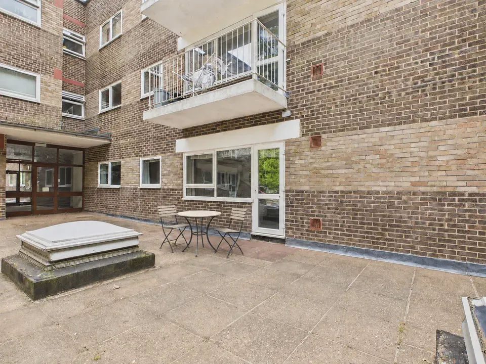 2 bed flat for sale, Hawthorn Close, Horsham, RH12