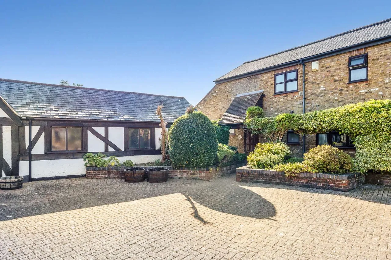 4 bed house for sale — Tithe Barn Court, Dairy Way, Abbots Langley, Hertfordshire, WD5 0TB