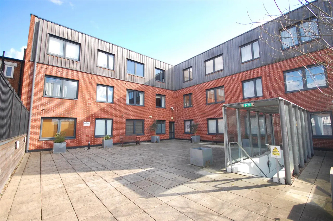 2 bed flat for sale — West Way, Ruislip, Middlesex, HA4 8FG