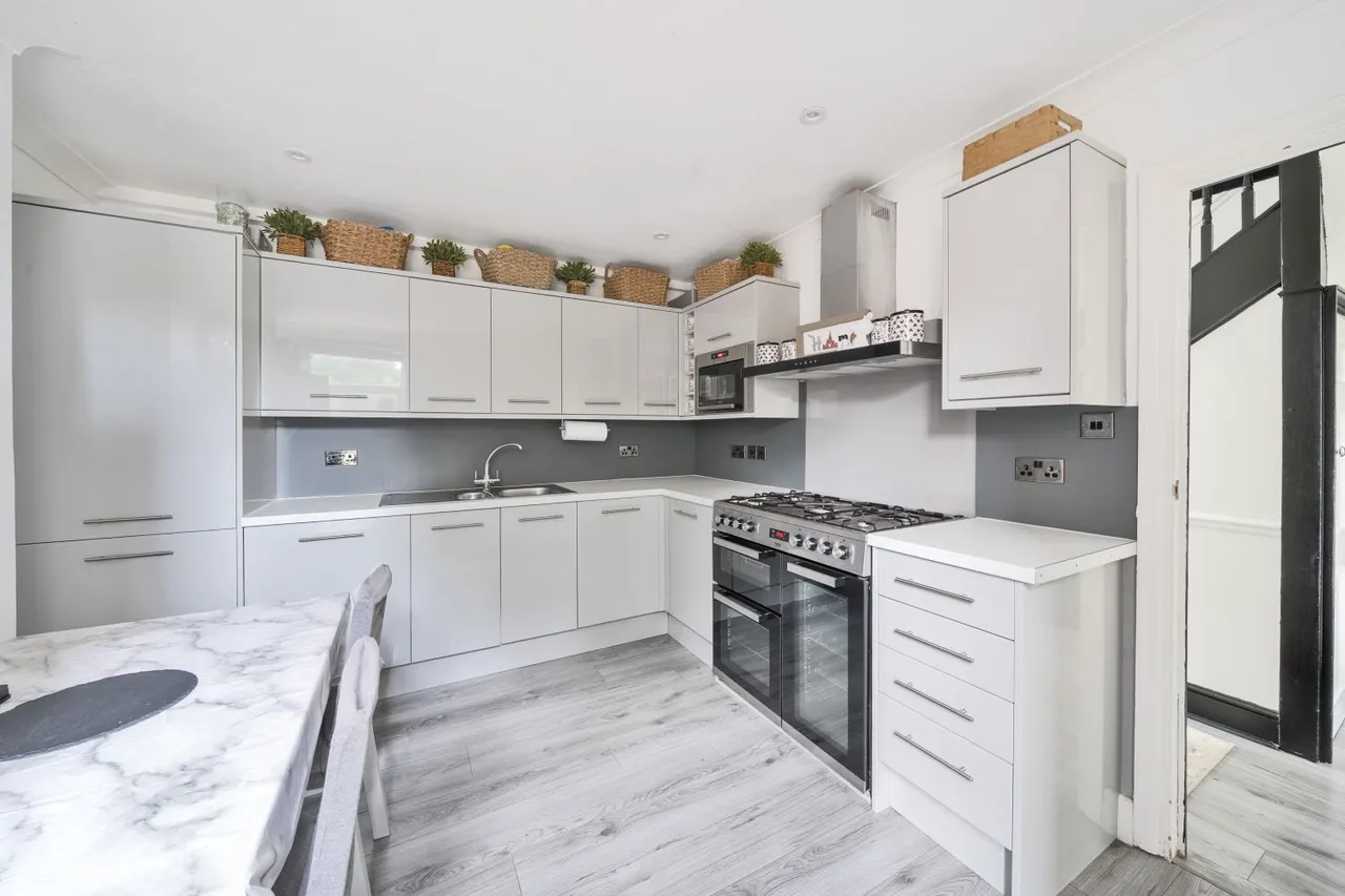 4 bed flat for sale, Upper Elmers End Road, Beckenham, BR3