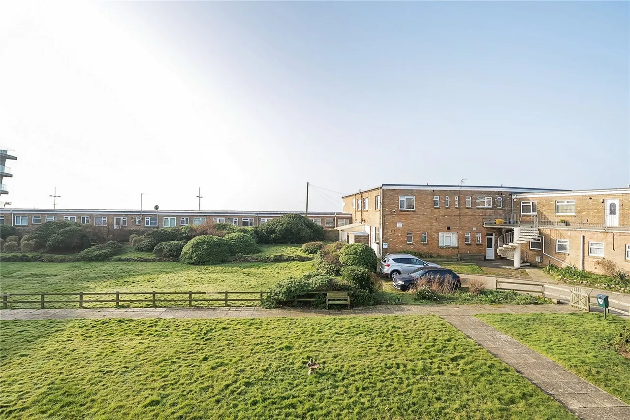 Heron Court, West Bay, DT6, photo 2