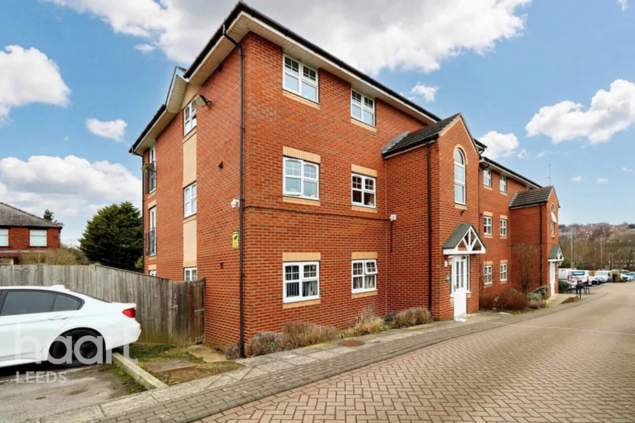 2 bed flat for sale, Farnley Crescent, Leeds, LS12