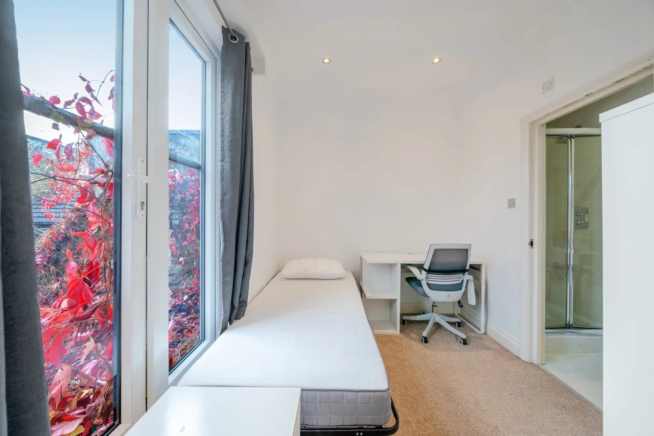 Fulham Palace Road, London, SW6, photo 7