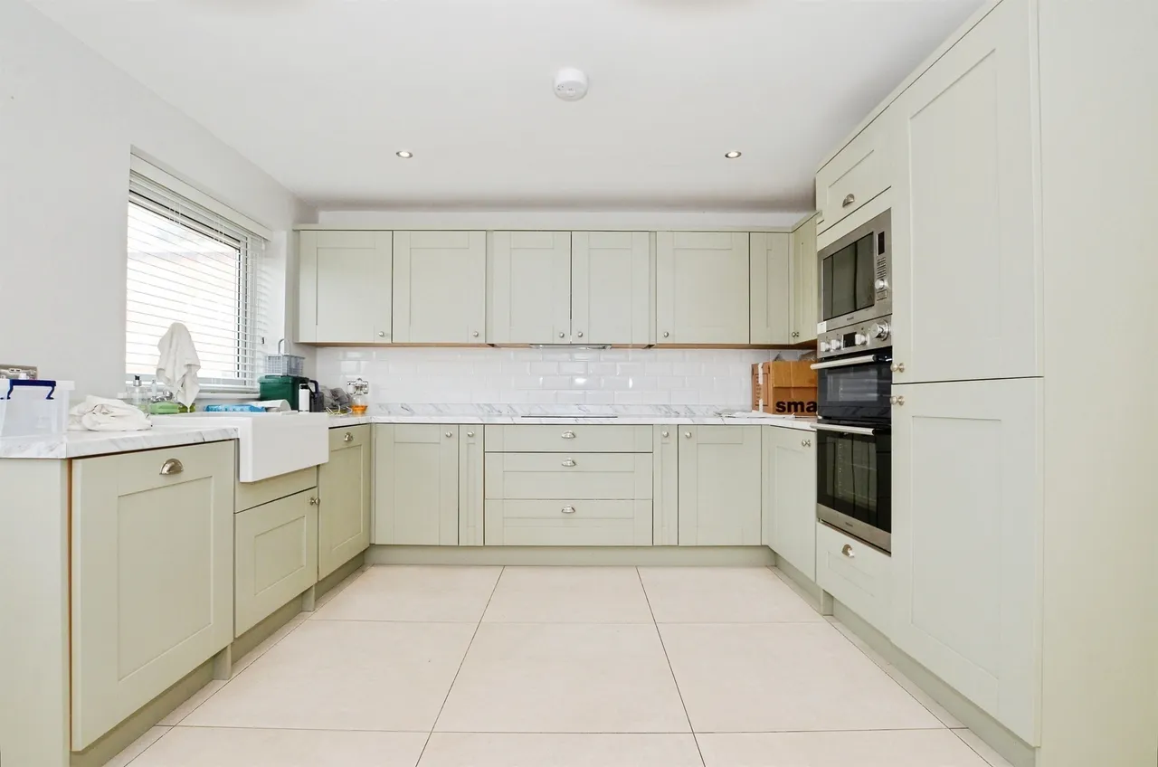 2 bed flat for sale — Ivinghoe Road, Bushey