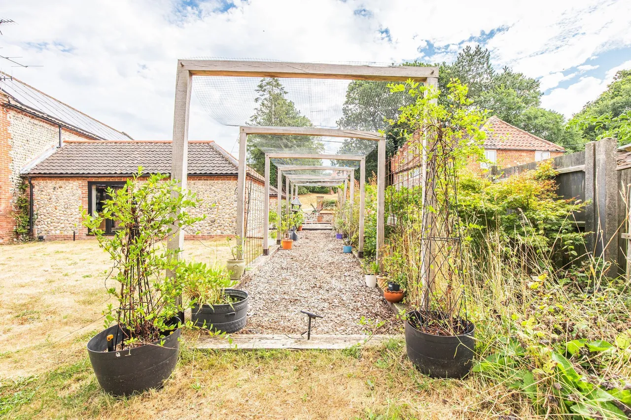 Characterful Barn Conversion in Felbrigg, photo 24