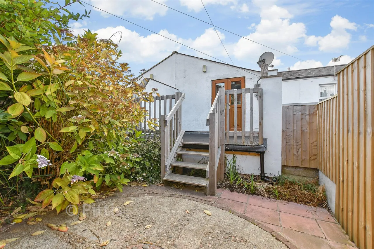 Fitzroy Street, Sandown, PO36, photo 9