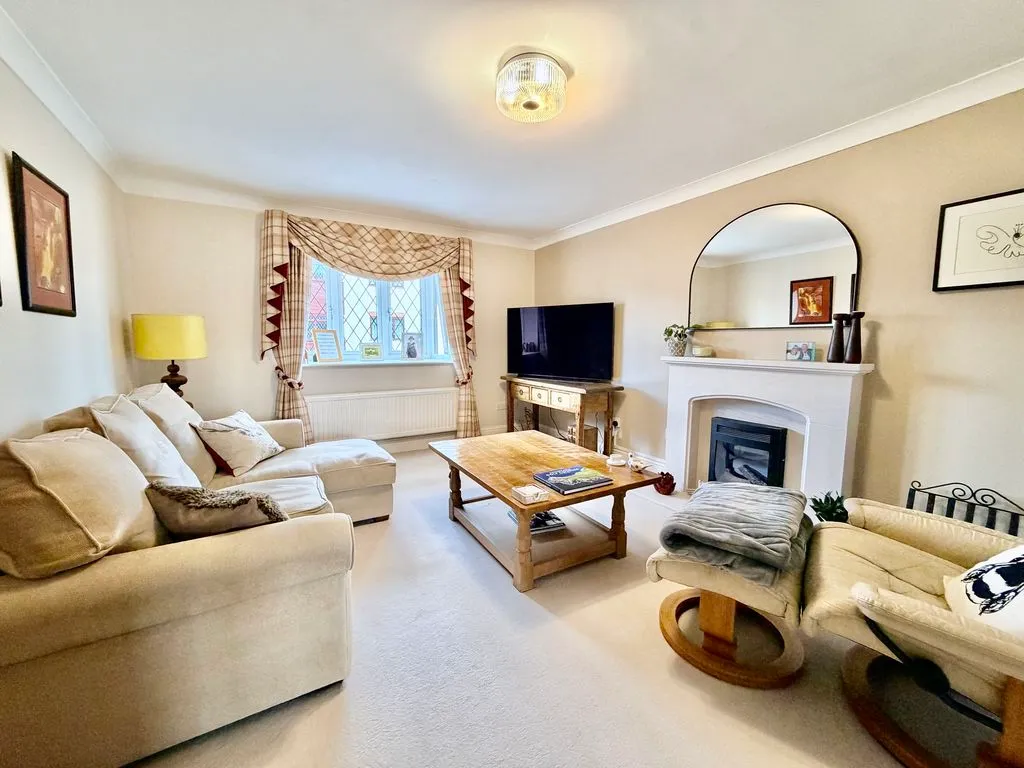 Groves Close, Bourne End SL8 5JP, photo 5