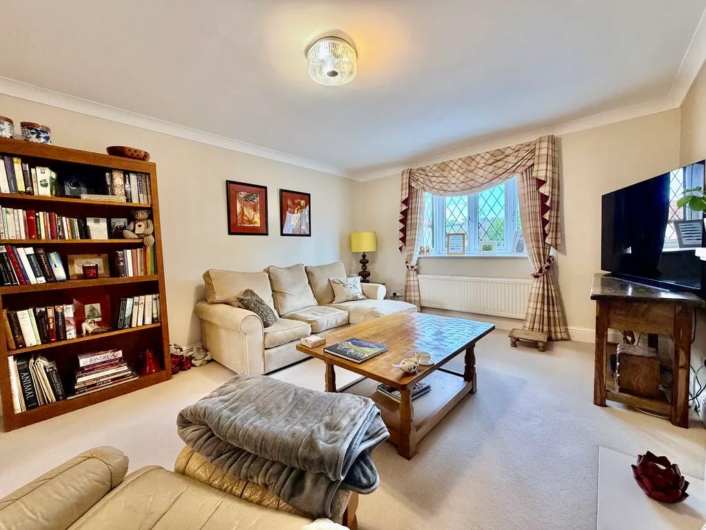 Groves Close, Bourne End SL8 5JP, photo 6