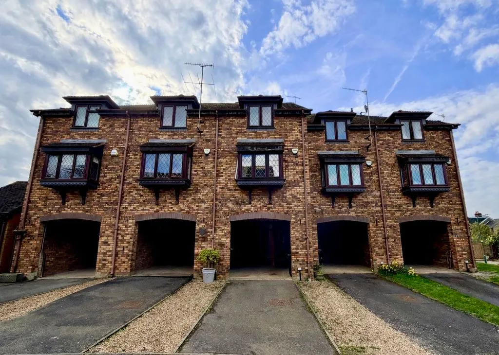 3 bed house for sale — Groves Close, Bourne End SL8 5JP