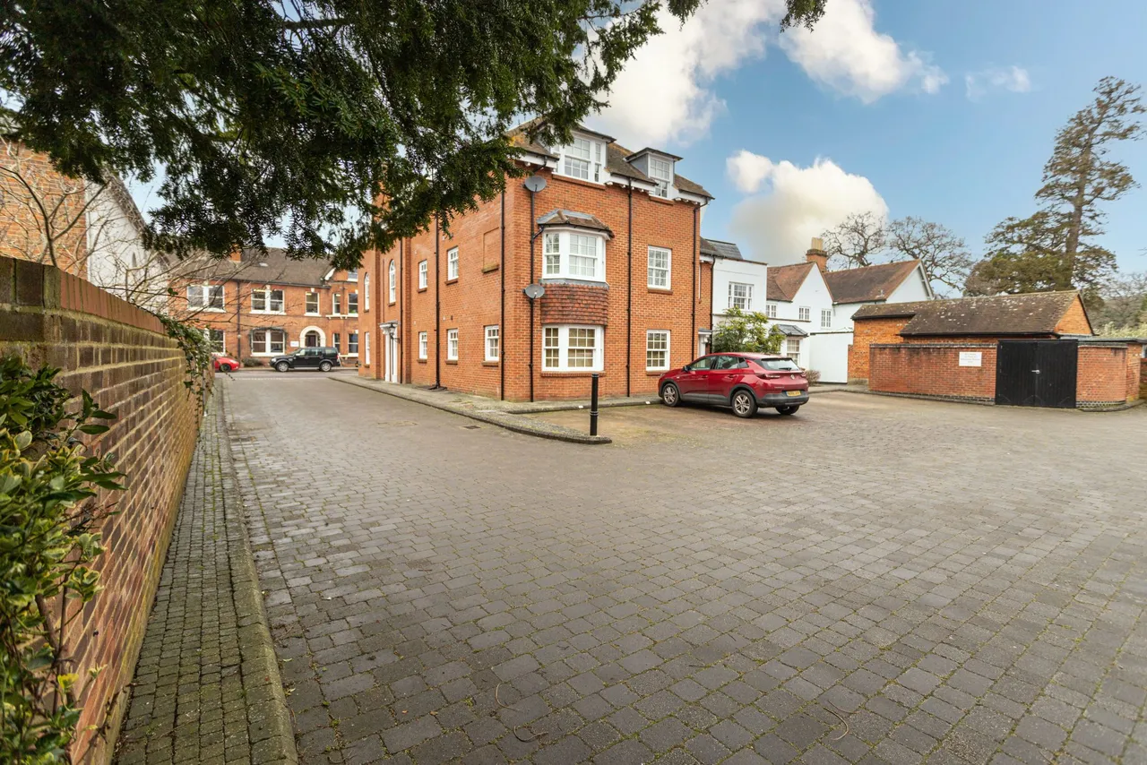 Barnwells Court High Street, Hartley Wintney, Hook, RG27 8AY, photo 9