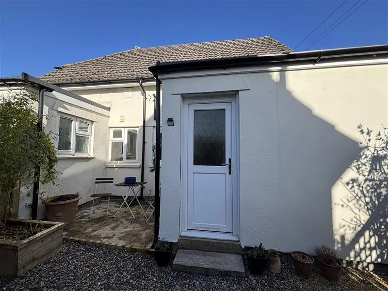 1 bed house to rent, School Road, GL11