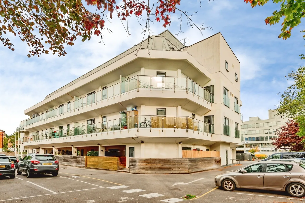 2 bed flat for sale, Russell Way, Crawley, RH10