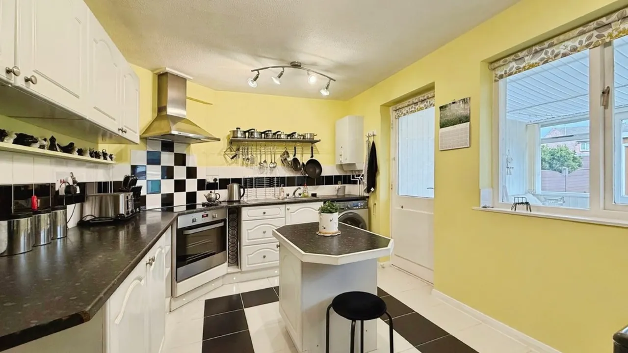 Phipps Close, Westbury, photo 4