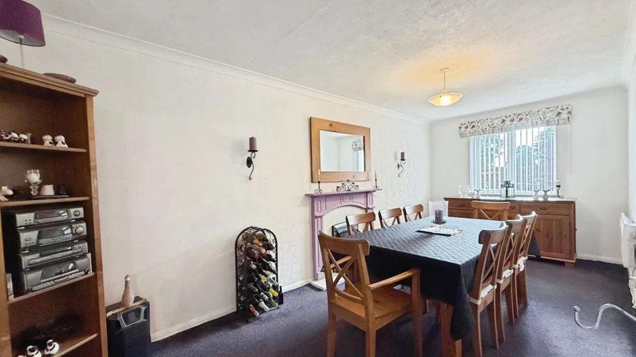 Phipps Close, Westbury, photo 6