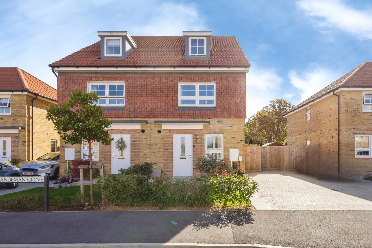 3 bed house for sale, Sandeman Grove, PO11