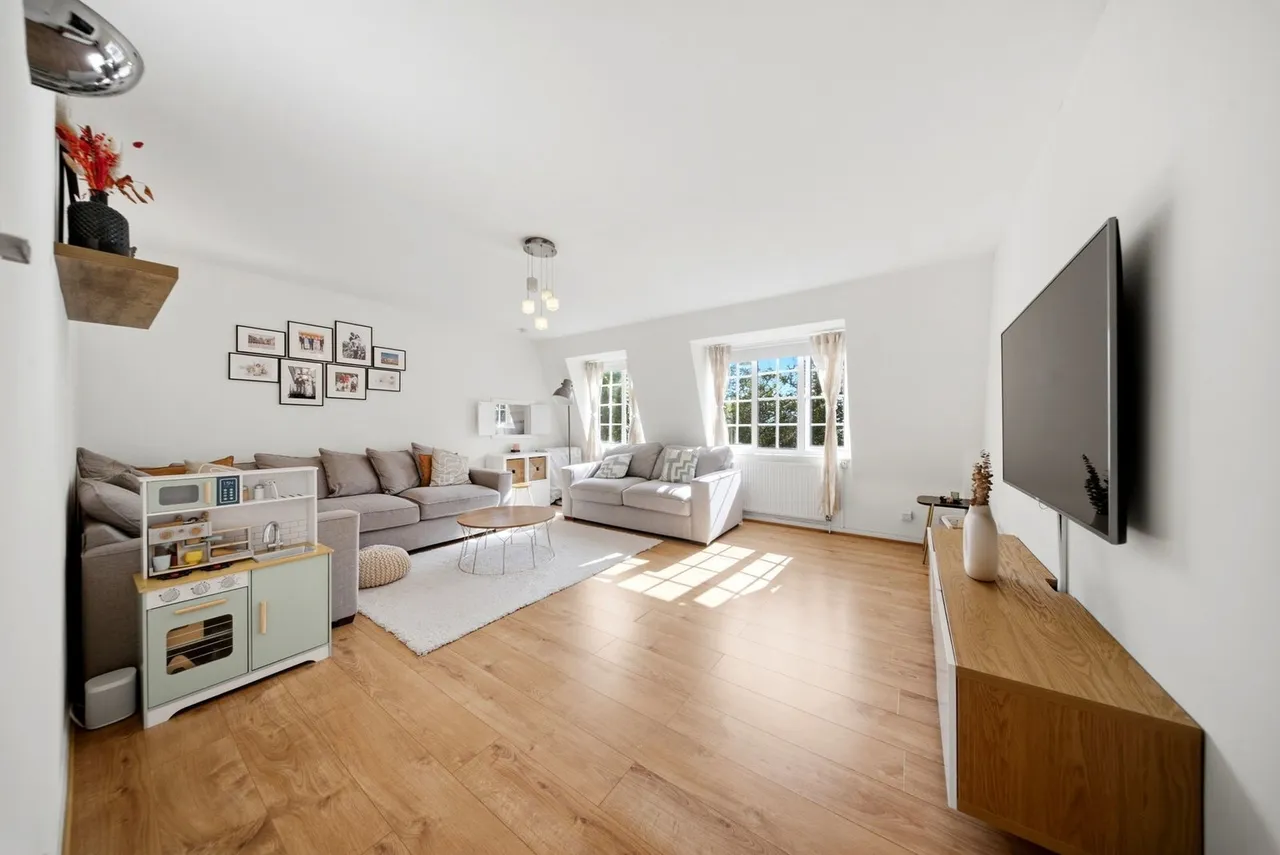 3 bed flat for sale, Herga Court, Harrow, HA1