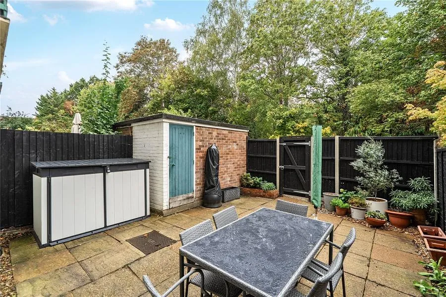 Trafalgar Drive, Walton-on-Thames, KT12, photo 9