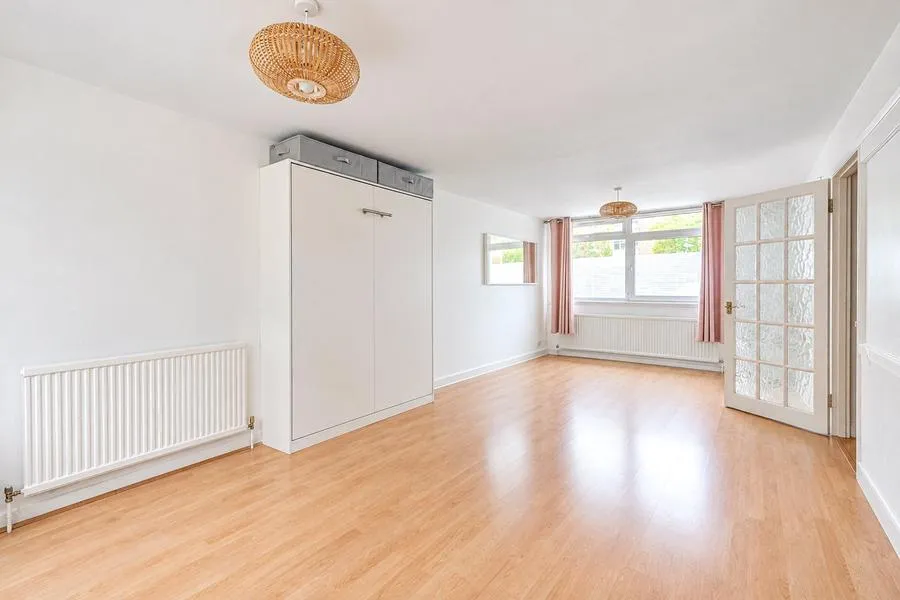 Trafalgar Drive, Walton-on-Thames, KT12, photo 2