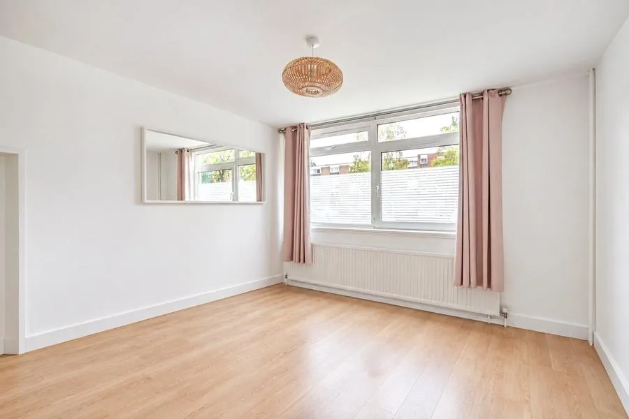 Trafalgar Drive, Walton-on-Thames, KT12, photo 4