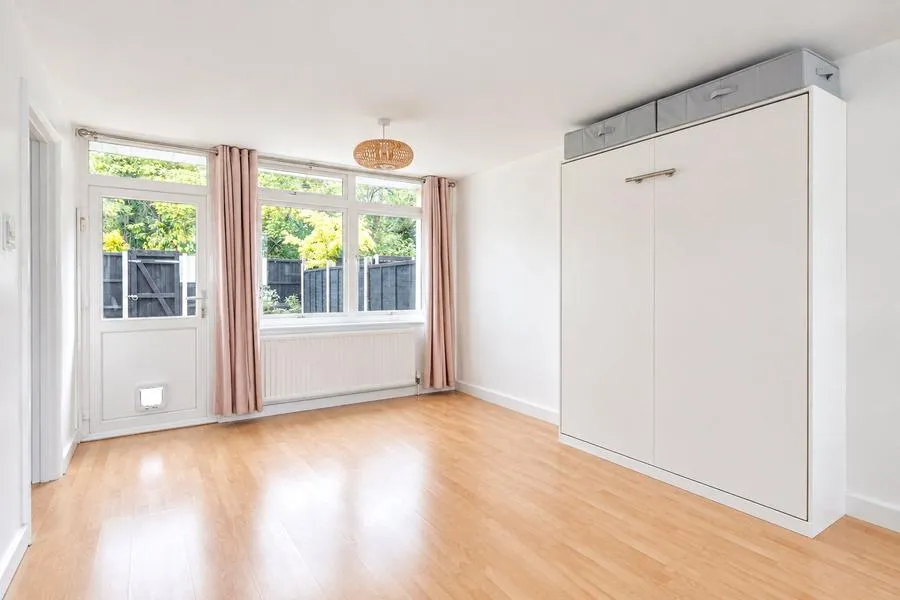 Trafalgar Drive, Walton-on-Thames, KT12, photo 3