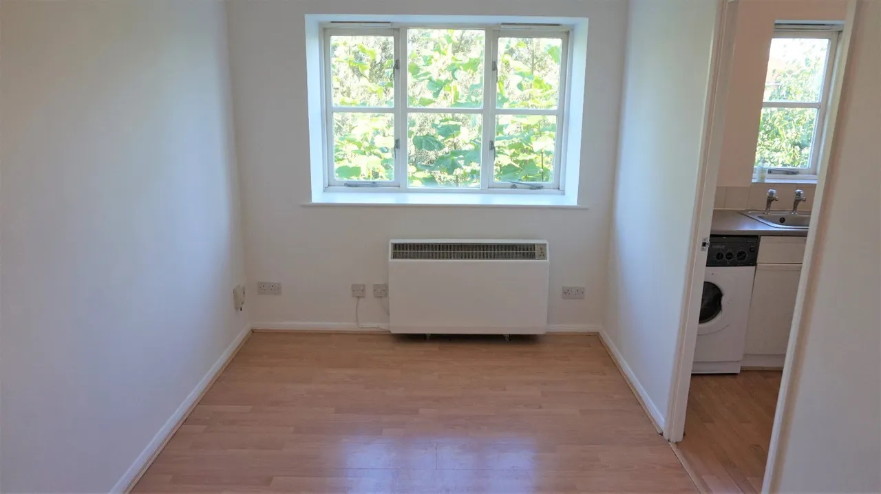 Webley Court, Sten Close, Enfield EN3, photo 3