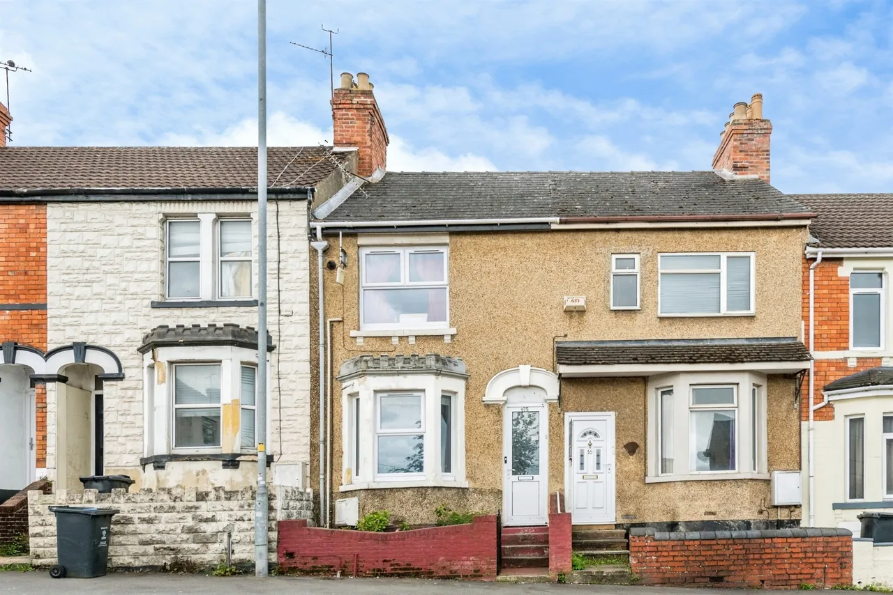 2 bed house for sale — Crombey Street, Swindon