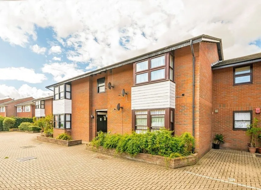 flat to rent — Balmoral Mews, Shepherds Bush, W12