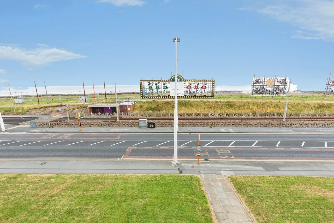 Queens Promenade, Bispham, FY2, photo 15