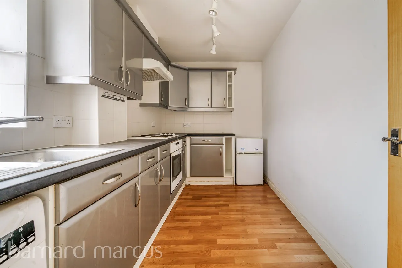 International Way, Sunbury-On-Thames, TW16, photo 5