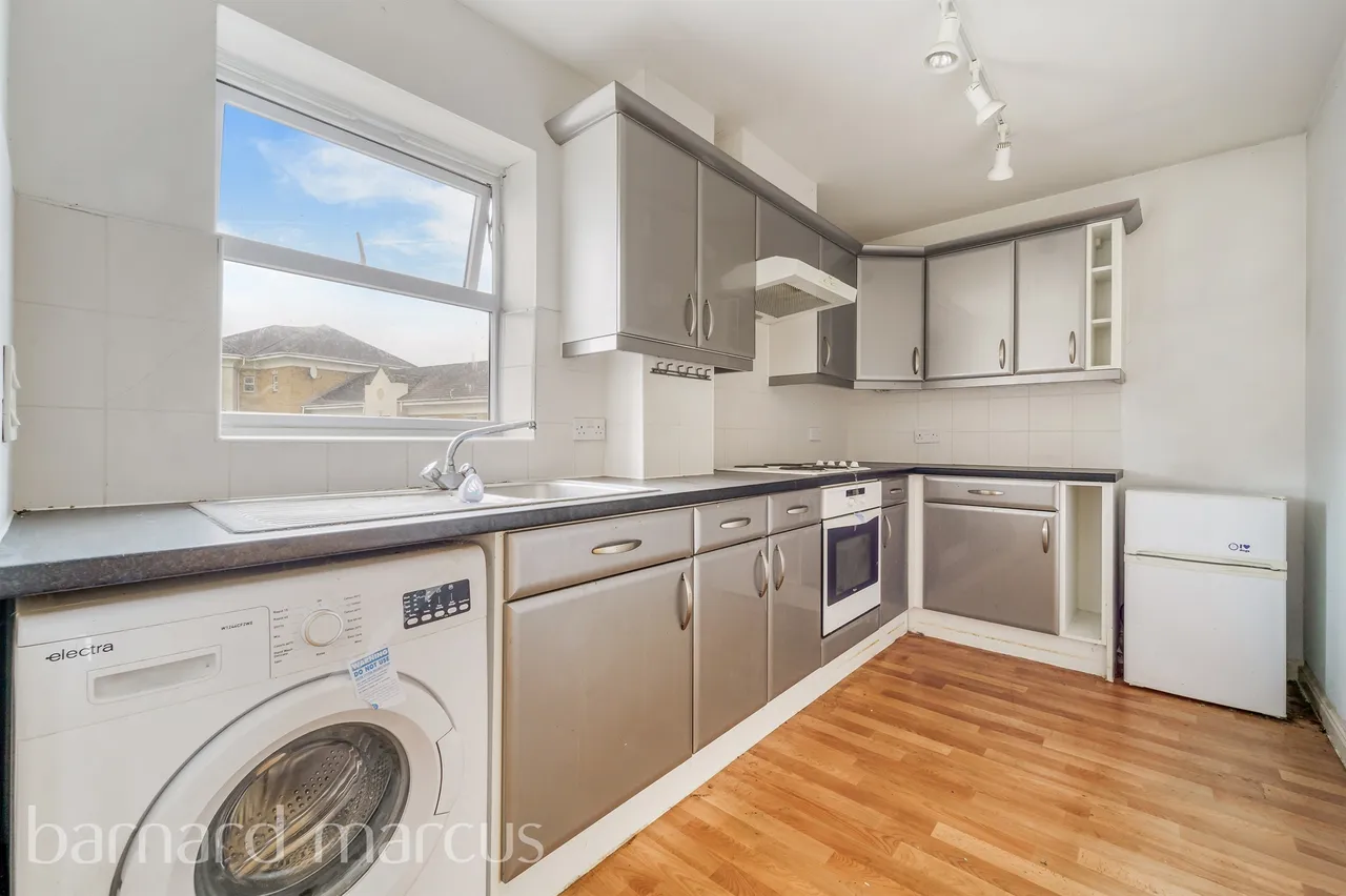 International Way, Sunbury-On-Thames, TW16, photo 4