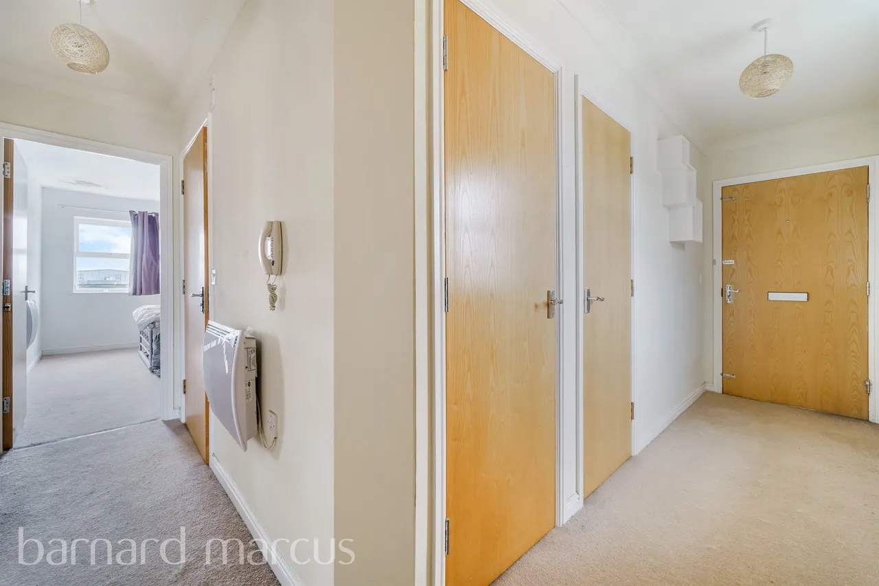 International Way, Sunbury-On-Thames, TW16, photo 2